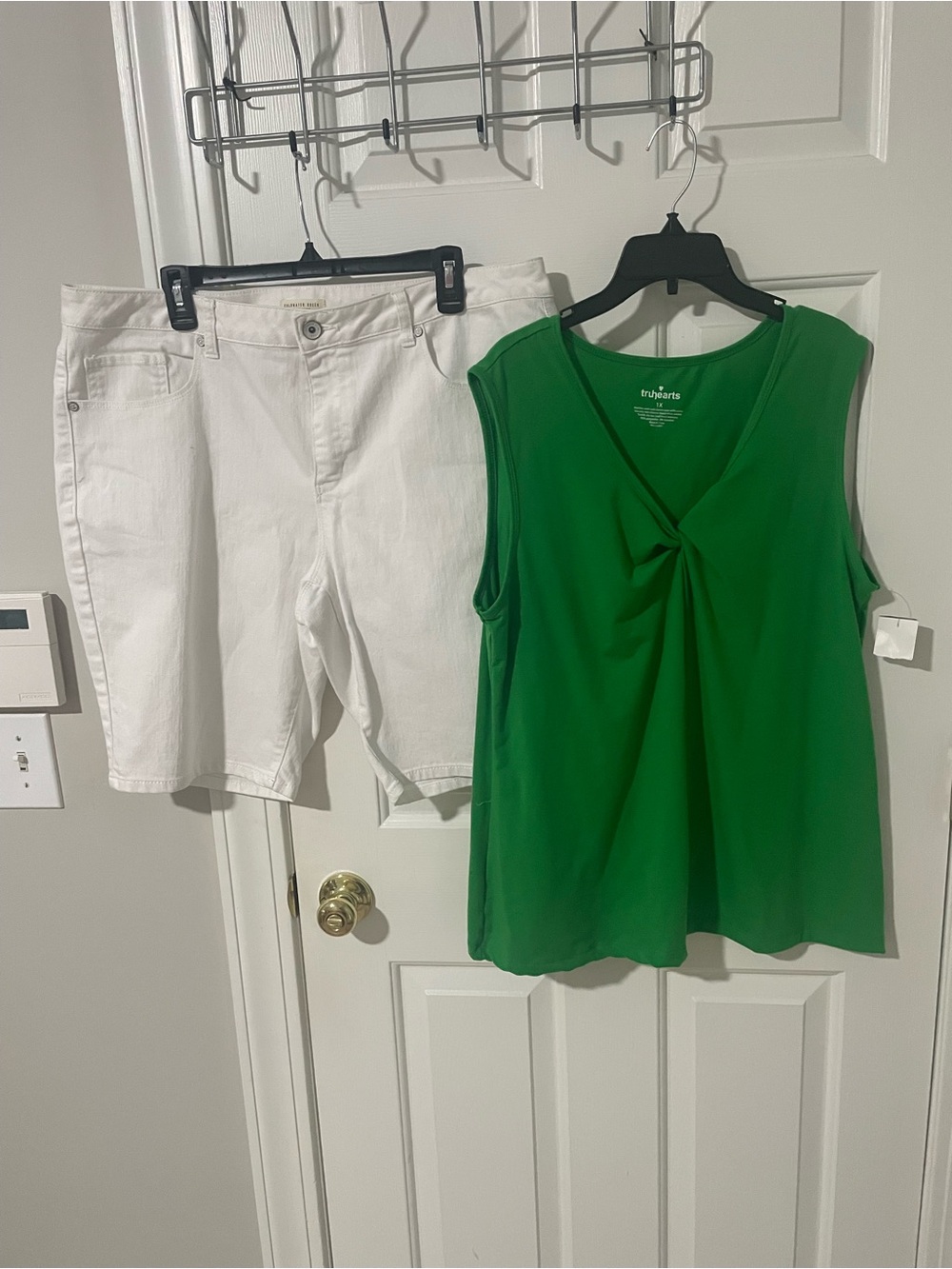 Green Sleeveless V-Neck Twist Front Top 1x nwt coldwater creek 18 Jean shorts